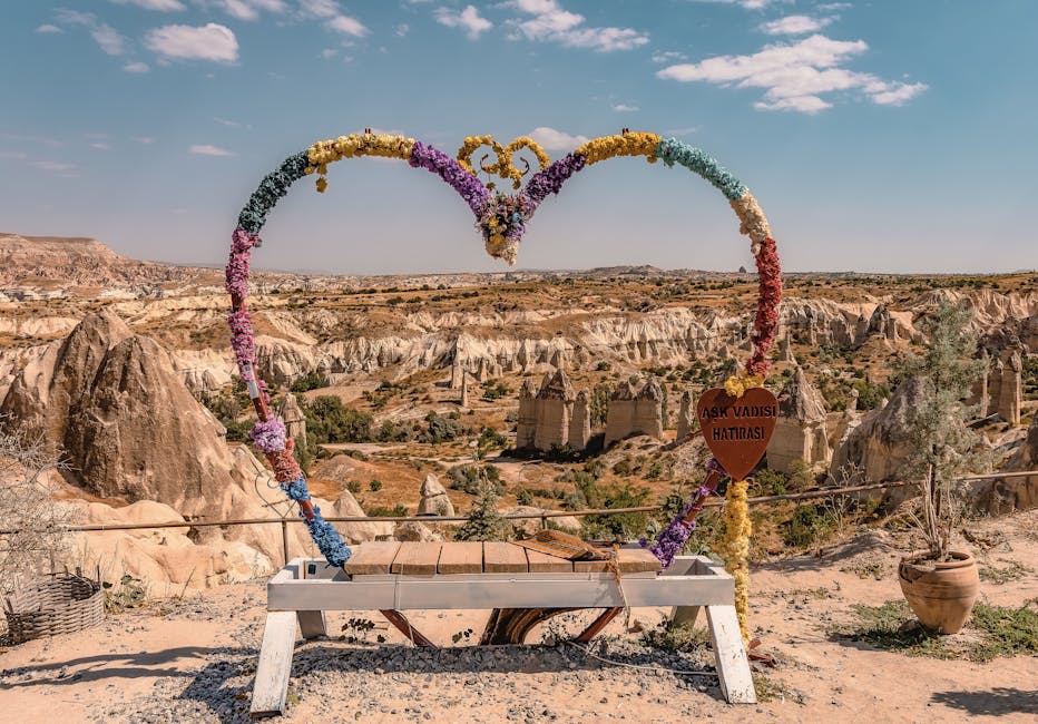 Panorama mozzafiato sulla Cappadocia con cuore floreale e panca: un'esperienza unica nel cuore dell'avventura enea tra natura e cultura.