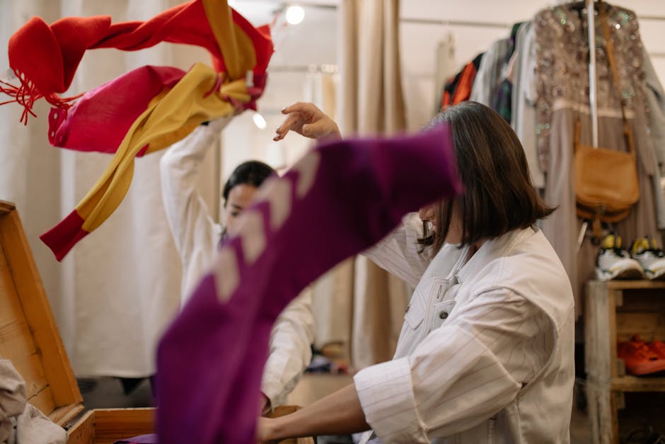 Clienti che scelgono abbigliamento vintage per ottenere il 10% di sconto sul prossimo acquisto in negozio di seconda mano.