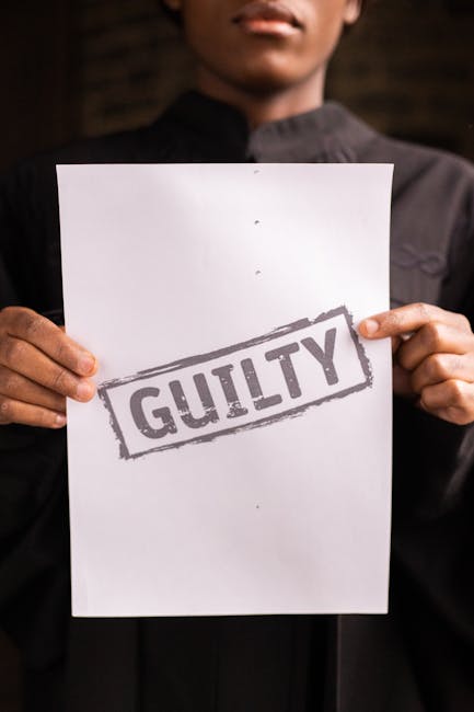 Persona che mostra un foglio con la scritta GUILTY, rilevanza per condanna patteggiata e dichiarazioni nelle graduatorie secondo Cassazione.