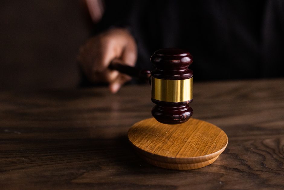 Cassazione nega scatto di anzianità a maestra supplente: il Comune non può usare il contratto statale