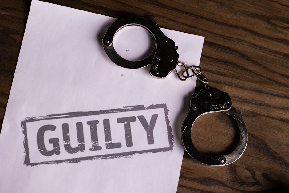 Manette su documento con scritta Guilty, metafora legale per la causa Autodesk contro Google per Flow, violazione marchio.