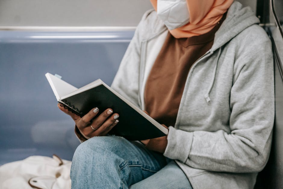 Ragazza con hijab e mascherina legge un libro, riflessione sul diritto all'istruzione e nuove politiche educative per tutti.