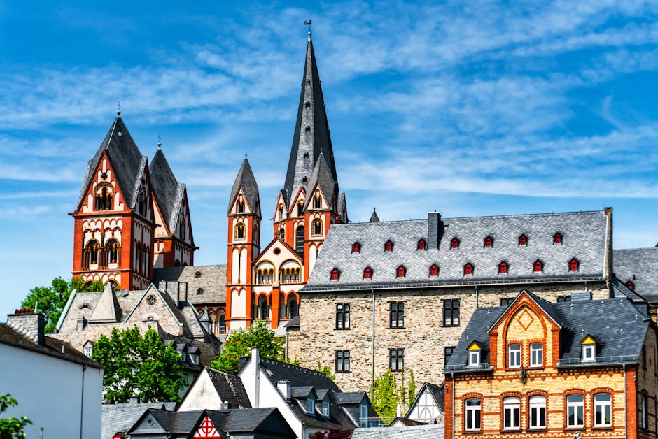 Panoramica di Limburg an der Lahn, Germania, con la sua cattedrale gotica e architettura storica, sfondo cielo azzurro.
