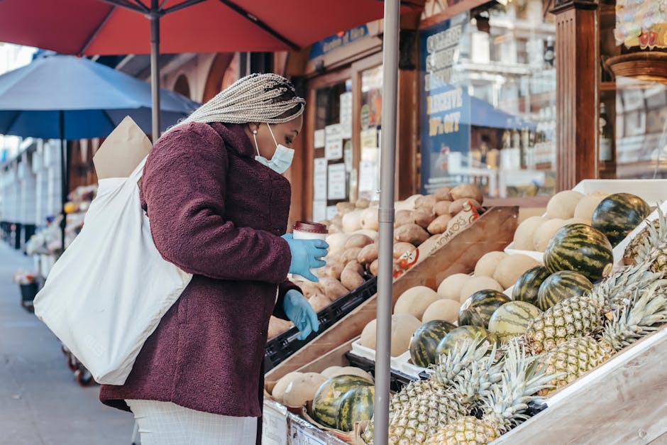 Donna over 50 con mascherina e guanti fa la spesa al mercato: esempio di lavoratrice nel settore sanitario