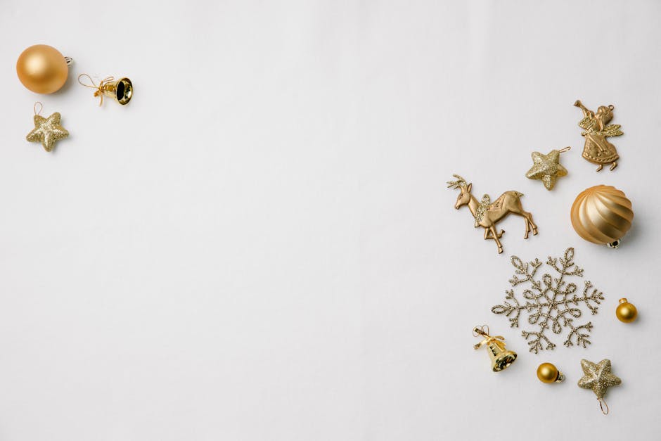 Decorazioni natalizie dorate su sfondo bianco per l'8 Dicembre, festa dell'Immacolata Concezione in Italia, tra tradizione e modernità.