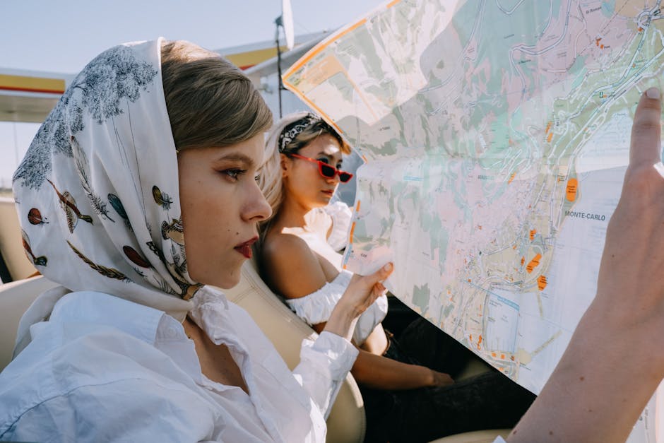 Donne in auto con mappa: pianificazione del tempo di viaggio e conversione ore giorni per vacanze ben organizzate