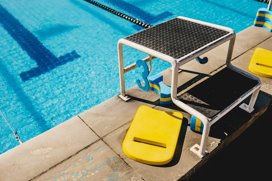 Illustrazione concettuale: scaletta piscina con numero 3 e tavolette, metafora visiva per il calcolo del MCD e la divisione