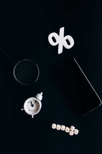 Mercato Forex: orologio, lente d'ingrandimento, simbolo percentuale e smartphone su sfondo nero. Analisi e opportunità di cambio valuta.