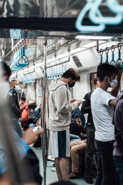 Video virale e scandalo in metro: l'Ambasciata interviene per insulti di studenti italiani