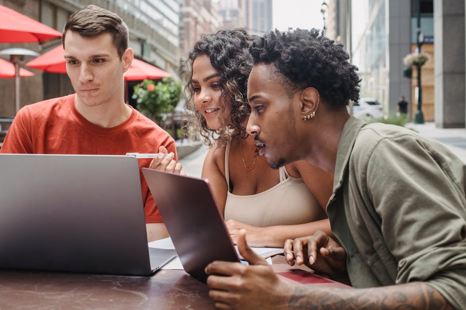 Giovani diversi collaborano a un progetto, riflettendo l'apertura alla diversità promossa dai padri secondo la ricerca di Bologna.