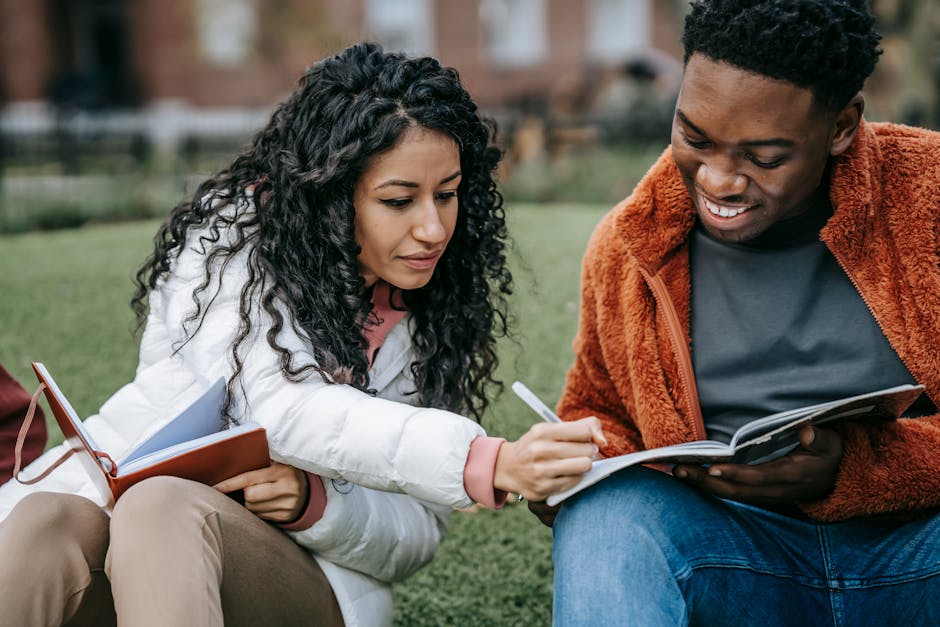 Due studenti universitari studiano insieme all'aperto, rievocando lo spirito di scoperta di Amerigo Vespucci e la sua eredità culturale.