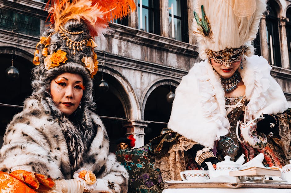 Carnevale di Venezia: figure in costume d'epoca sullo sfondo di un palazzo storico, evocando un'atmosfera di festa e tradizione italiana.