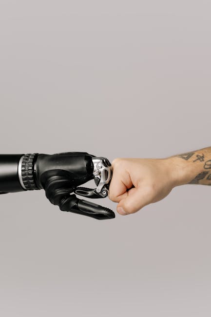 Pugno tra mano umana e protesi robotica simbolo di collaborazione tecnologica e futuro inclusivo nell'innovazione