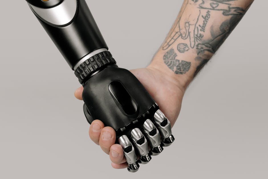Energia elettrica e futuro: stretta di mano tra uomo tatuato e mano robotica simbolo di innovazione tecnologica