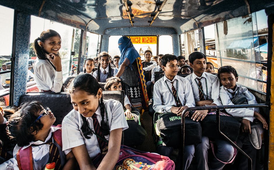 Studenti su autobus scolastico in India, riflessione sui rischi nei viaggi scolastici e la sicurezza degli studenti durante le gite.
