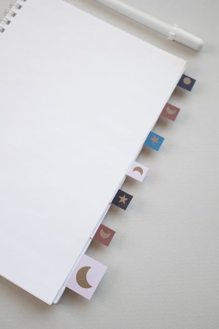 Appunti di Termodinamica su quaderno con segnalibri a tema luna e stelle, ideale per organizzare lo studio e le formule.