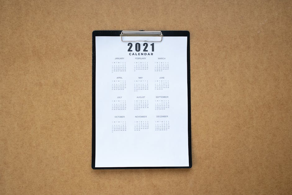Calendario 2021 su blocco appunti, promemoria data pagamento stipendio e arretrati gennaio, giorno da segnare per i dipendenti.
