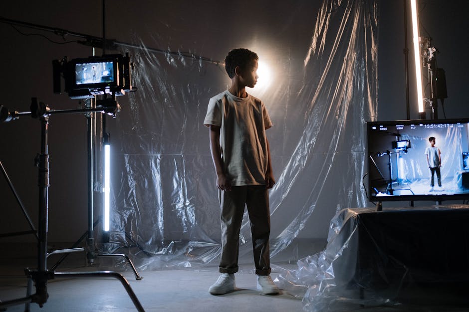 Ragazzo ripreso su set cinematografico, metafora della crescita e accettazione del dolore come nel film Il ragazzo e l'airone di Miyazaki