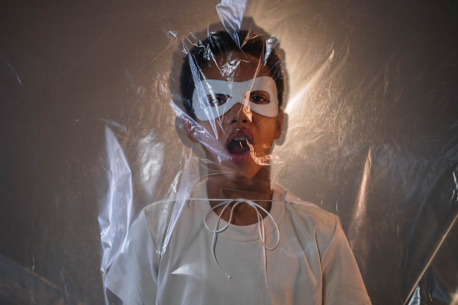 Giovane con maschera e plastica: metafora di superare ostacoli e sviluppare competenze uniche per affrontare le sfide con sicurezza