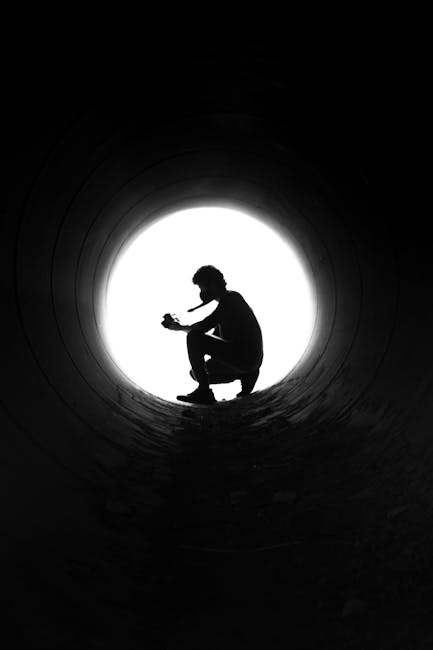 Silhouette di persona accovacciata all'interno di un cerchio luminoso, metafora visiva delle regole del cerchio in geometria.