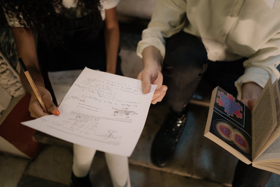 Studenti che studiano l'area del parallelogramma con formule e diagrammi, approfondimento sulle tecniche di calcolo e applicazioni geometriche.