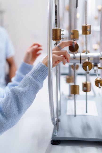Valutazione precisa: mano che interagisce con strumento di misurazione, metodologia e processo decisionale accurato per risultati ottimali.