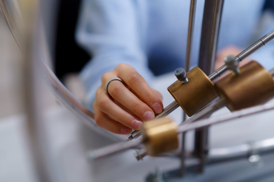 Studente Unito lavora a esperimento di fisica universitaria, approfondendo la comprensione dei concetti scientifici con strumenti avanzati.