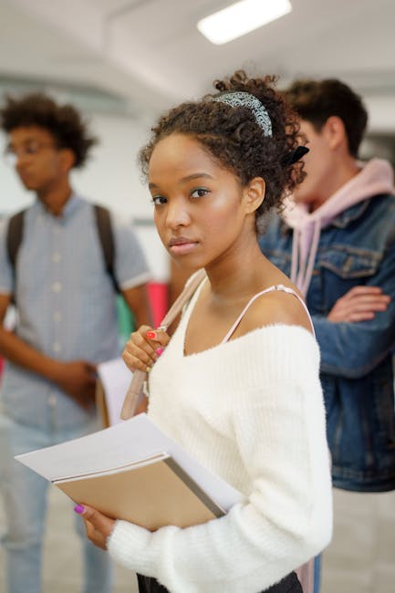 Studentessa Unito Matematica con documenti, focus sulla personalizzazione del percorso di studi e crescita individuale all'università.