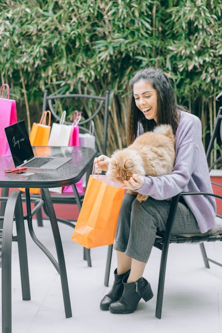 Donna sorridente con gatto e borse della spesa, simbolo di acquisti online e possibili rimborsi Carta del Docente dopo sentenza.