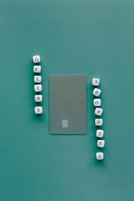 Apprendimento online e shopping: cubetti con le parole online shopping e carta di credito su sfondo verde per didattica digitale.