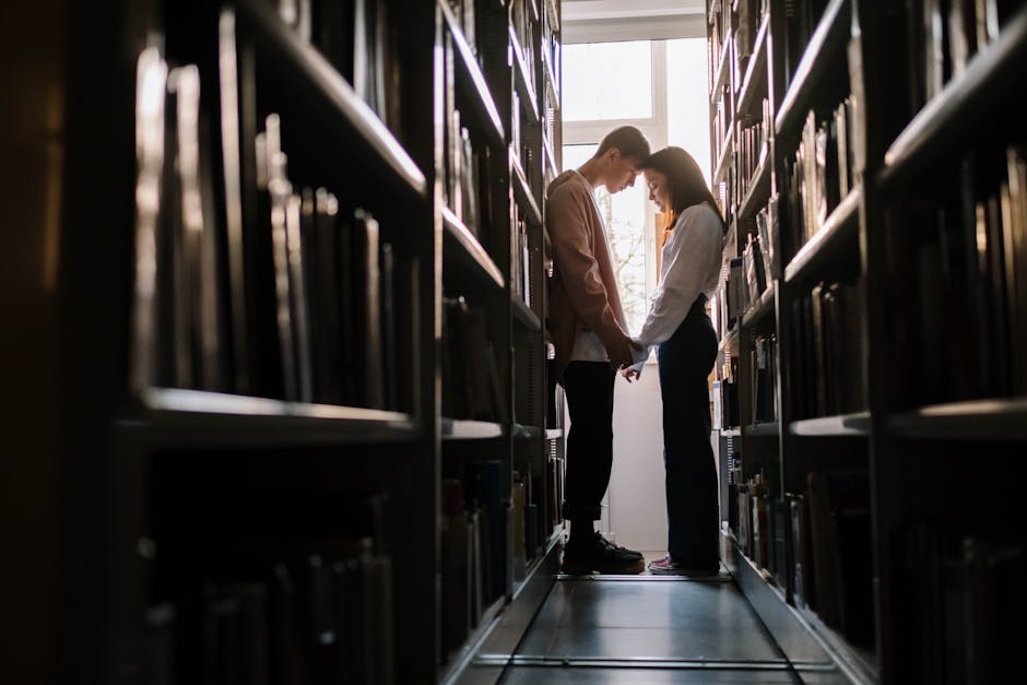 Coppia di studenti in biblioteca tra scaffali di libri, metafora di apprendimento e relazione con area e circonferenza