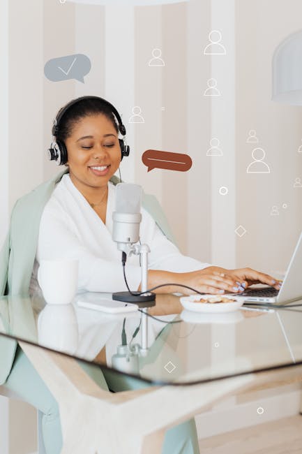 Francesco Esposito Unibas: Donna sorridente con cuffie e microfono registra podcast, simbolo di innovazione e comunicazione efficace.