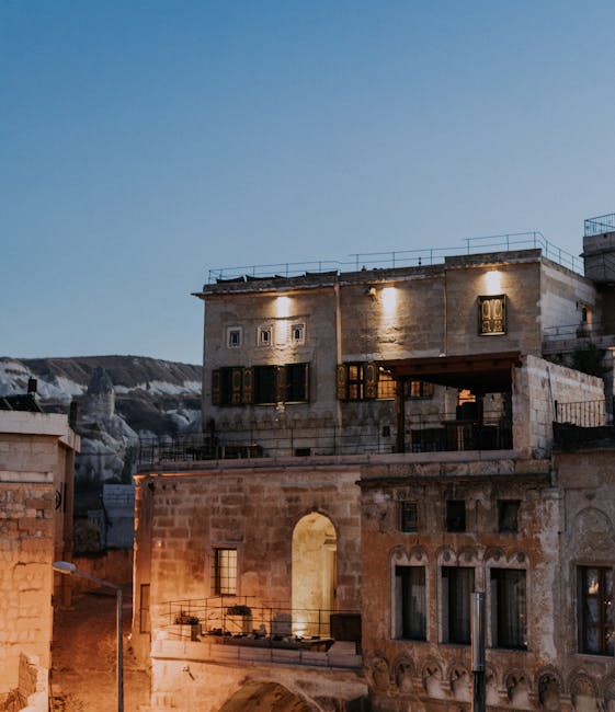 Architettura in pietra di Cappadocia illuminata al crepuscolo, simbolo di accoglienza e relazioni autentiche in Turchia
