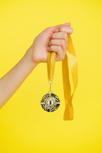Mano che tiene una medaglia d'oro con il numero 1, simbolo di eccellenza e vantaggio competitivo per le imprese nell'Albo.