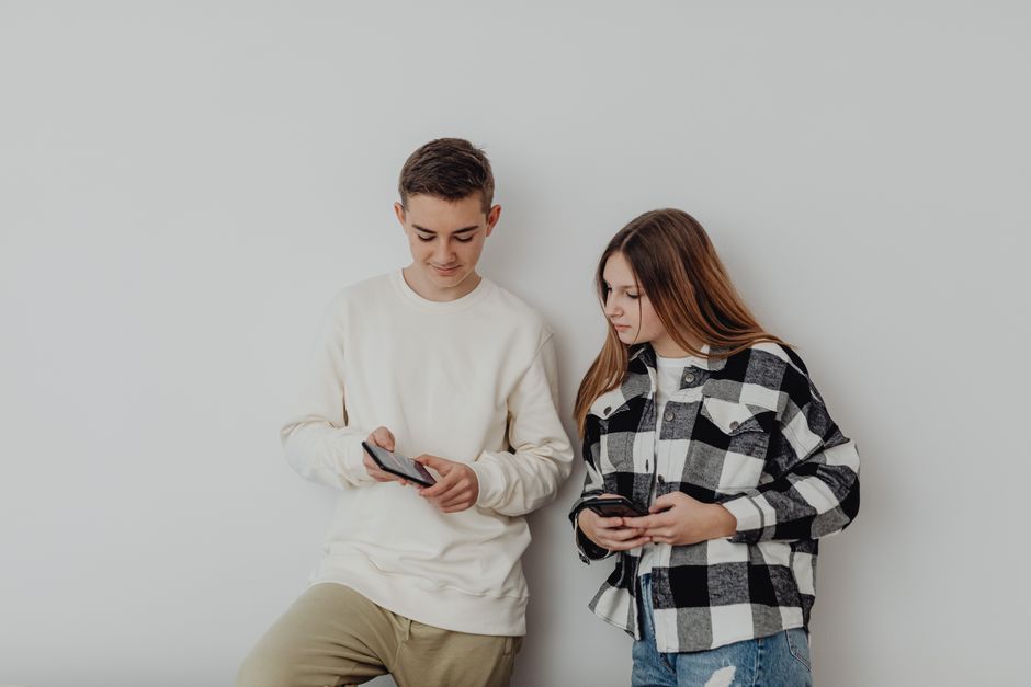 Adolescenti e smartphone: oltre il divieto scolastico verso una pedagogia del modellamento e del patto digitale