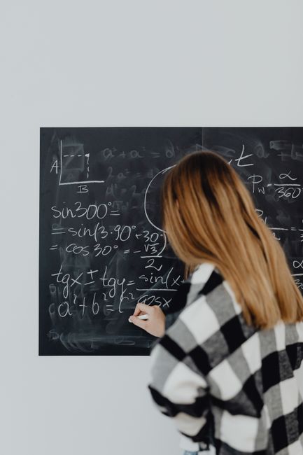 L’algoritmo nella scuola: dalla storia millenaria al diritto di accesso ai codici sorgente