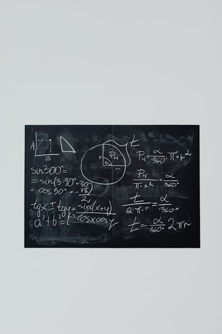 Lavagna con formule matematiche scritte a mano, utile per comprendere la diagonale del quadrato e concetti geometrici avanzati.