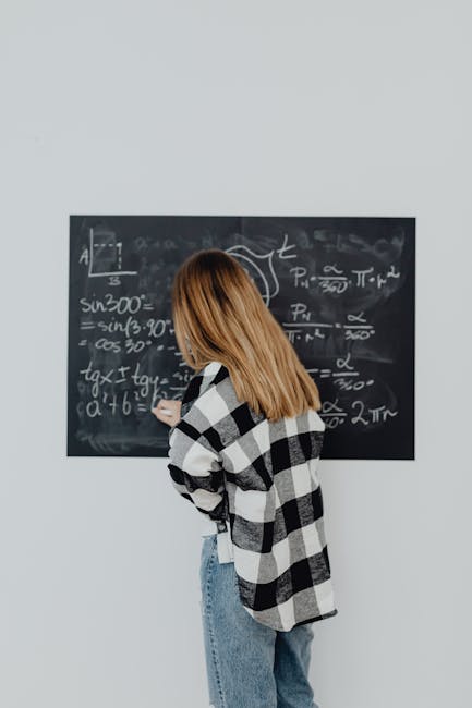 Studente che risolve equazioni trigonometriche alla lavagna per articolo su seno coseno e tangente