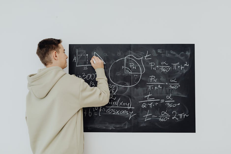 Studente che risolve equazioni matematiche su una lavagna, esempio di modernità didattiche e apprendimento attivo