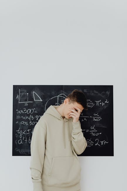 Studente frustrato davanti alla lavagna con formule matematiche, difficoltà nello studio della matematica e bisogno di strategie efficaci.