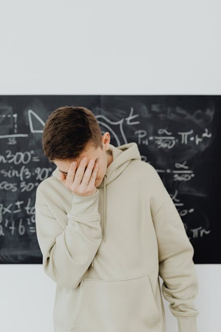 Studente di matematica frustrato davanti alla lavagna all'Università di Palermo, difficoltà e sfide del corso di laurea