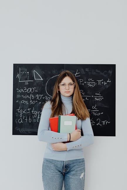 Studente con libri davanti a lavagna con formule matematiche per calcolare l'altezza di un triangolo