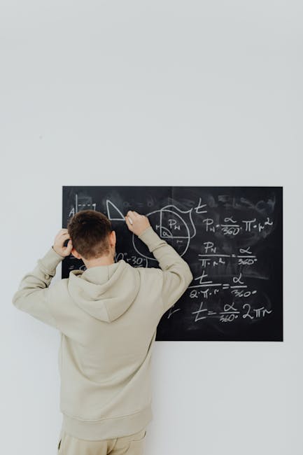 Studente pensieroso risolve equazioni alla lavagna, esempio di didattica differenziata per l'apprendimento personalizzato e strategie efficaci