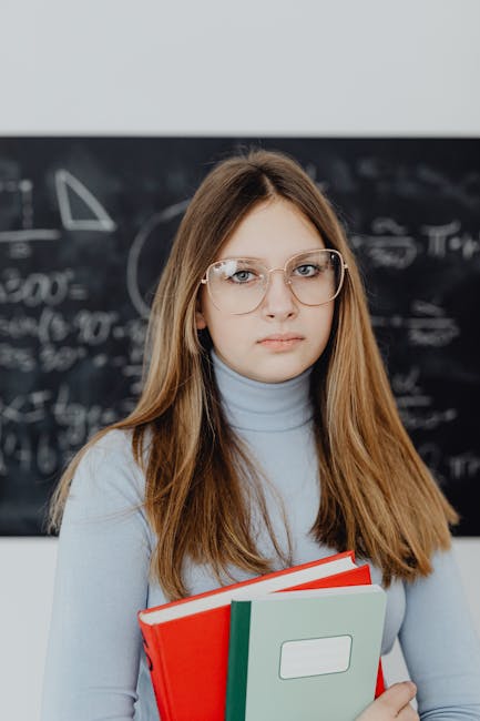Studentessa con libri e lavagna sullo sfondo, riflessioni sul futuro della scuola italiana e le proposte di Piccolotti AVS