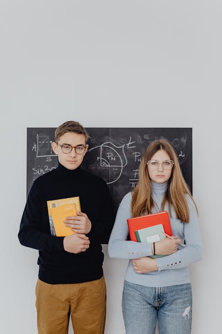 Studenti universitari davanti alla lavagna con formule, Università Link supporta i docenti con corsi singoli per CFU e materie