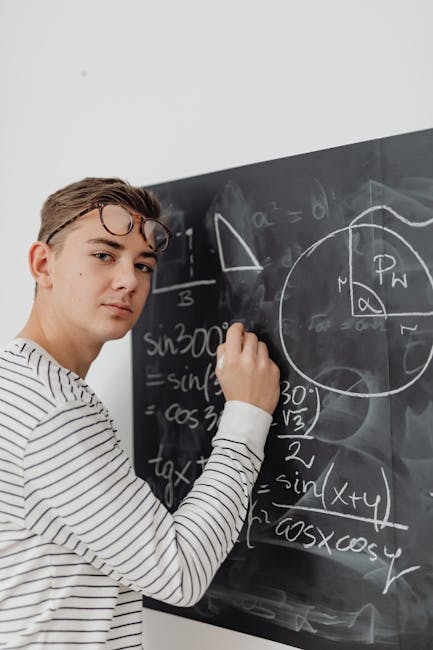 Studente che risolve equazioni di Algebra 2 su una lavagna, approfondimento sulle funzioni e i concetti chiave dell'algebra avanzata.