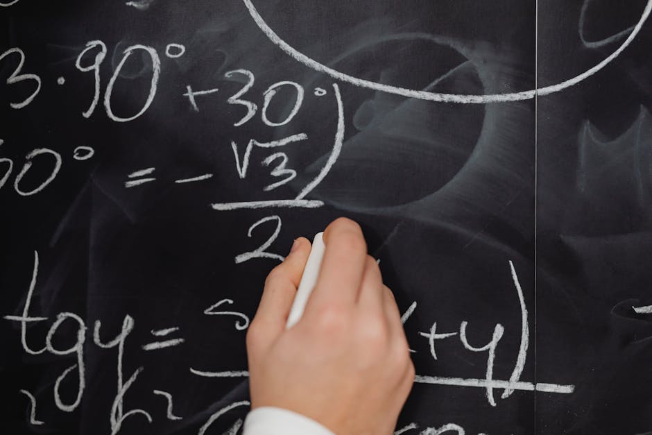 Lavagna con equazioni matematiche scritte a mano con gesso, utile per l'articolo su come risolvere le equazioni di secondo grado.