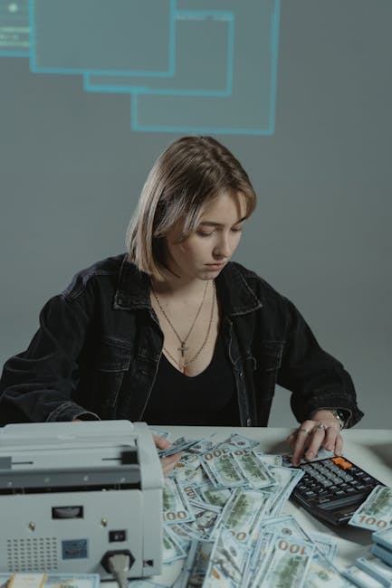 Giovane donna calcola spese e risparmi con banconote, difficoltà gestione finanze personali e investimenti per i giovani