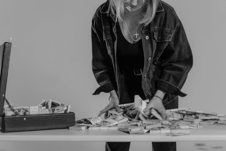 Donna conta banconote da valigetta: gestione flussi di cassa e ammortamento aziendale, pianificazione finanziaria e controllo dei costi