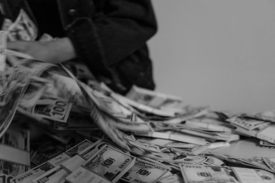 Ingente somma di denaro in dollari, simbolo del patrimonio rubato dalla falsa insegnante in Germania dopo anni di frodi.
